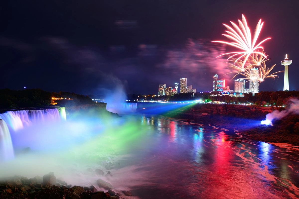 &Uacute;j&eacute;vi tűzij&aacute;t&eacute;k a Niagara v&iacute;zes&eacute;sn&eacute;l