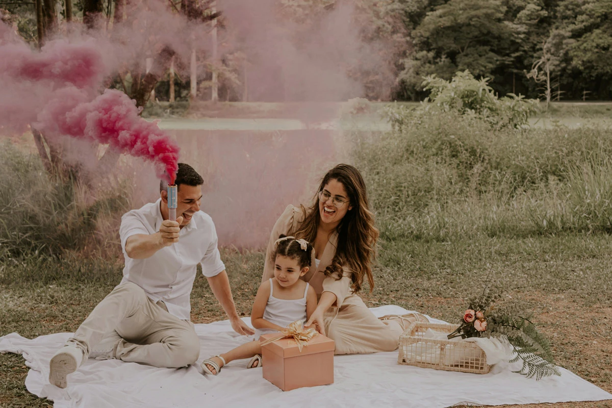 F&uuml;st&ouml;k, kis tűzij&aacute;t&eacute;kok &eacute;s konfetti kil&ouml;vők babav&aacute;r&oacute; gender reveal partira a Dirr Durr webshopban