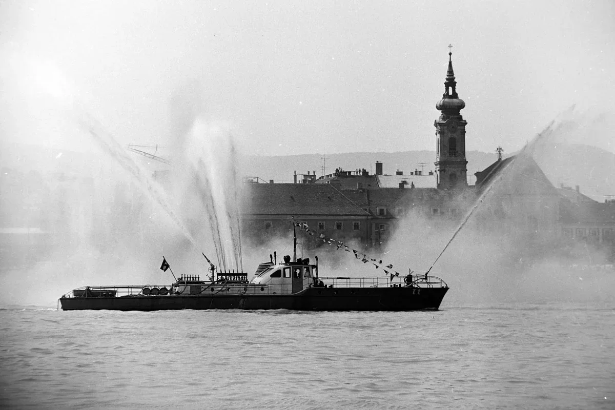 Tűzolt&oacute;haj&oacute; attrakci&oacute;ja piros, feh&eacute;r &eacute;s z&ouml;ld v&iacute;zsug&aacute;rral 1970. augusztus 20-&aacute;n